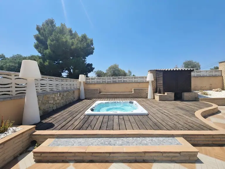Casa independiente a 4 vientos con piscina y jardín en Lloret Residencial, a solo 10 minutos de Lloret de Mar