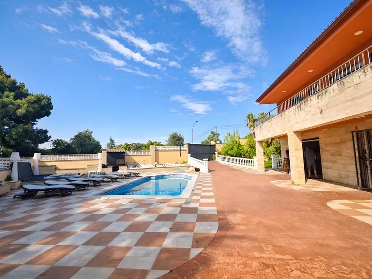 Casa independiente a 4 vientos con piscina y jardín en Lloret Residencial, a solo 10 minutos de Lloret de Mar