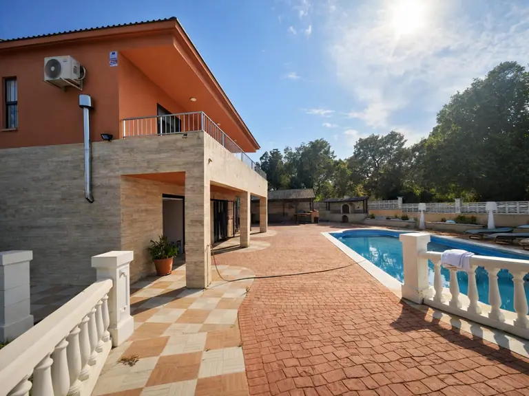 Casa independiente a 4 vientos con piscina y jardín en Lloret Residencial, a solo 10 minutos de Lloret de Mar