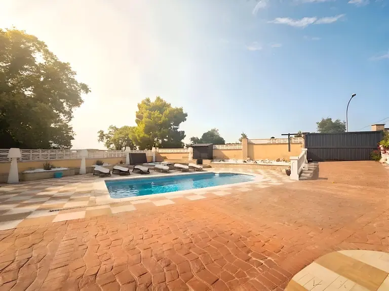 Casa independiente a 4 vientos con piscina y jardín en Lloret Residencial, a solo 10 minutos de Lloret de Mar