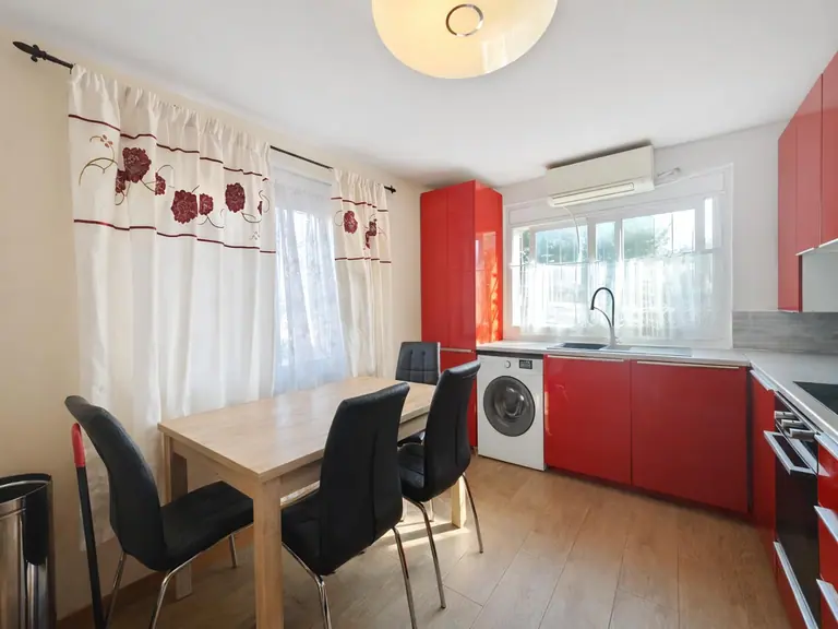 Casa independiente a 4 vientos con piscina y jardín en Lloret Residencial, a solo 10 minutos de Lloret de Mar