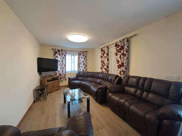 Casa independiente a 4 vientos con piscina y jardín en Lloret Residencial, a solo 10 minutos de Lloret de Mar