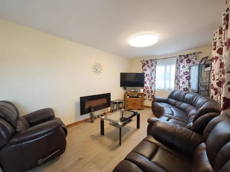 Casa independiente a 4 vientos con piscina y jardín en Lloret Residencial, a solo 10 minutos de Lloret de Mar