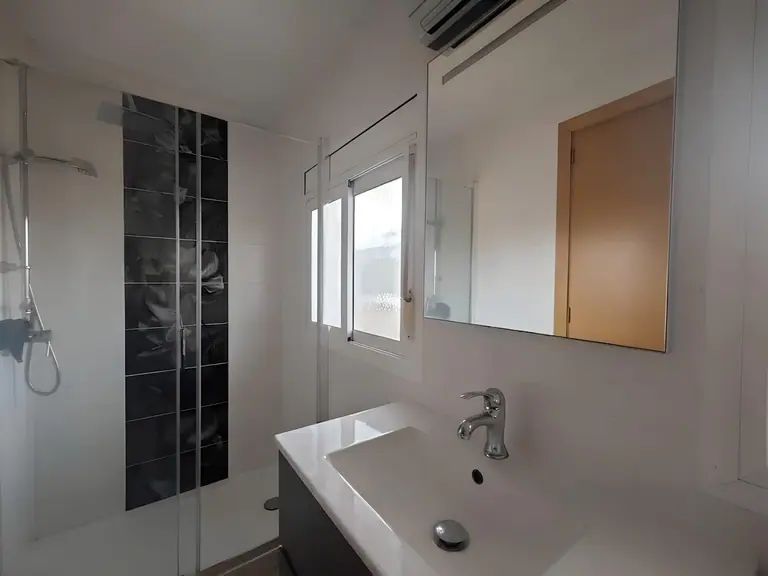 Casa independiente a 4 vientos con piscina y jardín en Lloret Residencial, a solo 10 minutos de Lloret de Mar