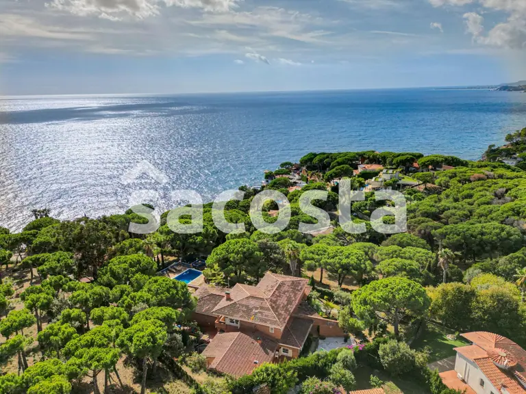 Exclusiva villa con vistas al mar y piscina en La Montgoda, Lloret de Mar