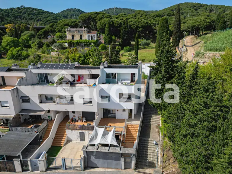 Chalet adosado con piscina, orientación sur y gran amplitud en Canet de Mar