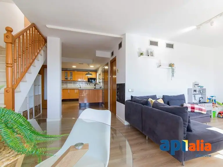 este exclusivo ático dúplex en Pineda de Mar, una joya inmobiliaria pensada para quienes buscan calidad de
