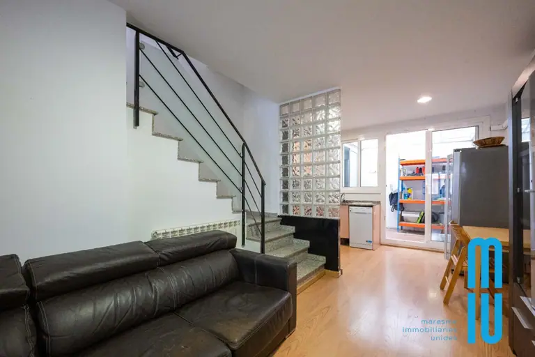 ¿Buscas el encanto de una casa de pueblo con todas las comodidades modernas? Presentamos esta espectacular